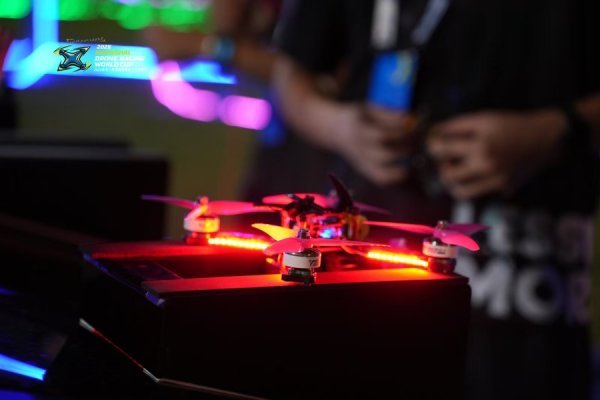 009配资 “世界杯”来杨浦了！90岁的江湾体育场内上演无人机竞速